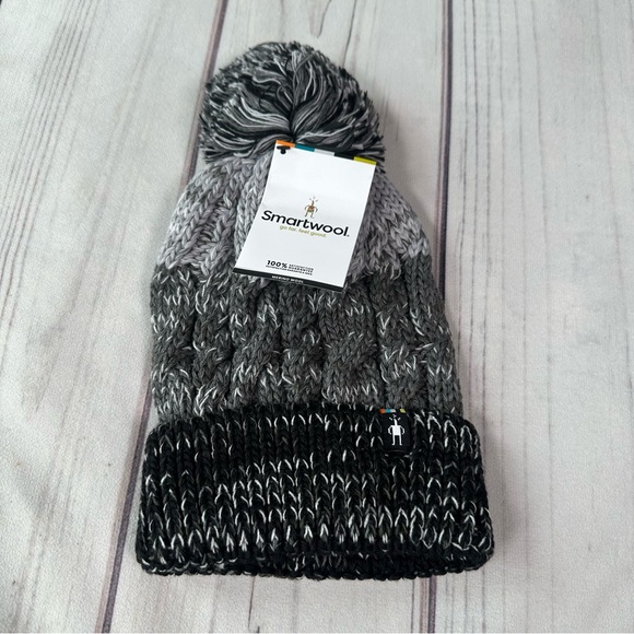 NWT! SmartWool Isto Retro Beanie Black-Medium Heather Gray Merino Wool Snow Cap - Picture 1 of 8